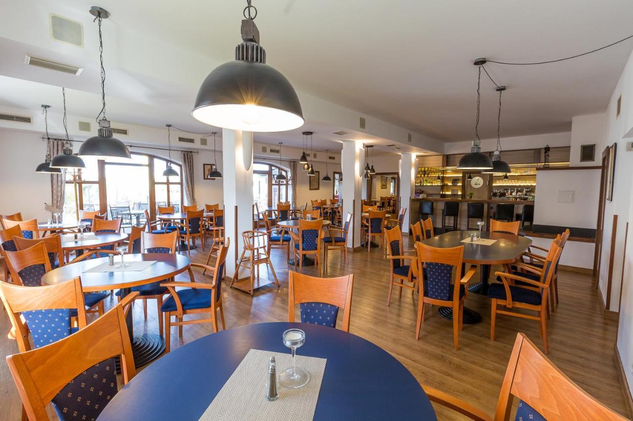Hotel Admiral Lipno nad Vltavou Bagian luar foto