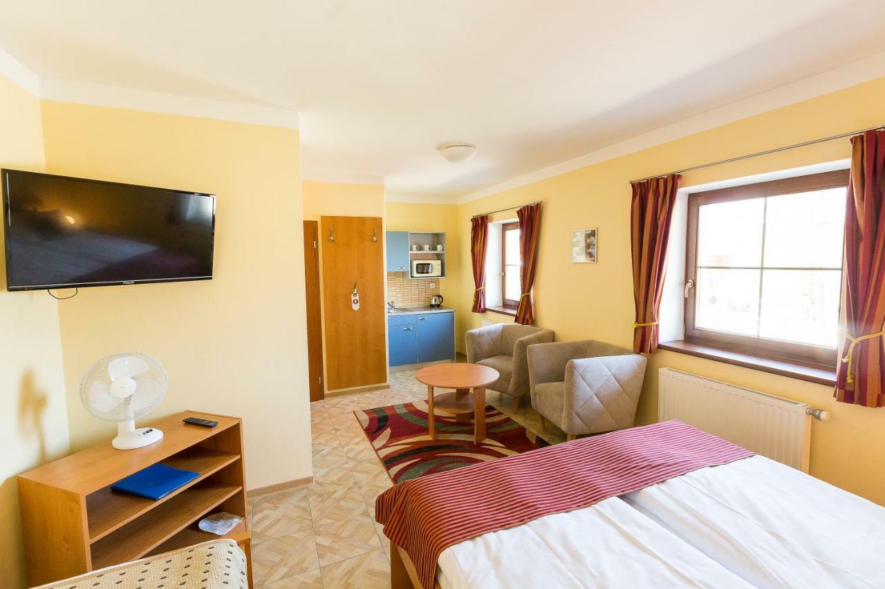 Hotel Admiral Lipno nad Vltavou Bagian luar foto